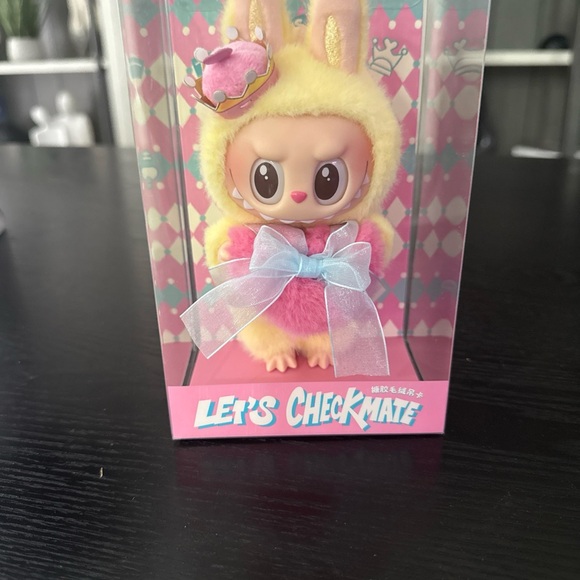 POP MART Let's Checkmate Queen - Picture 1 of 2